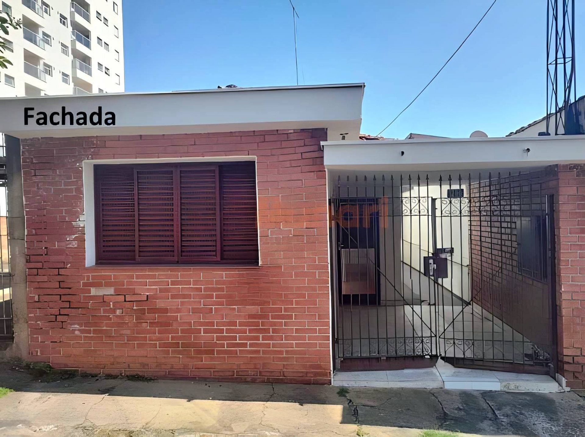 Imagem da  - Casa no Bairro Alto com 2 dtos.